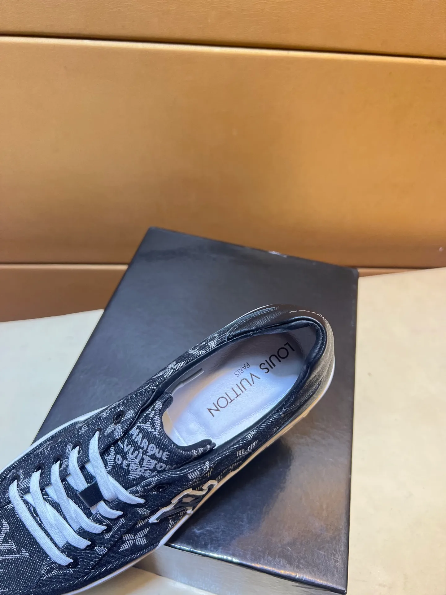 pp420💰👑👑《Louis vuitton/LV Louis Vuitton》original quality.~ Unique modern style sneakers. 🏃A must-have casual shoe for trendy men😍😍 Original brand imported from Italy, imported original leather, sheep lining (refuses to discolor and grind feet) Sole: Original sole provided by the original factory, French lazy style design ⚠️Fit to the feet, original quality, super comfortable original sole. It’s like shooting the real thing 🎬The real thing is better, high-quality sneakers, men’s shoe size: 38-44